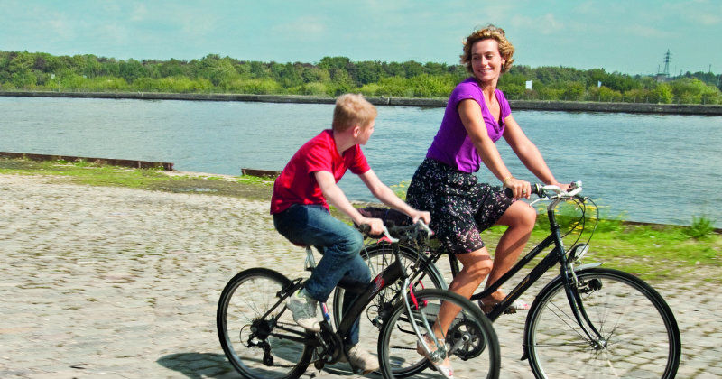 Skådespelare i den franska långfilmen "Pojken med cykeln" i SVT Play