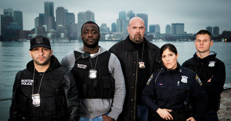 Poliser i Boston i tv-serien "Poliskåren i Boston" i TV4 Play