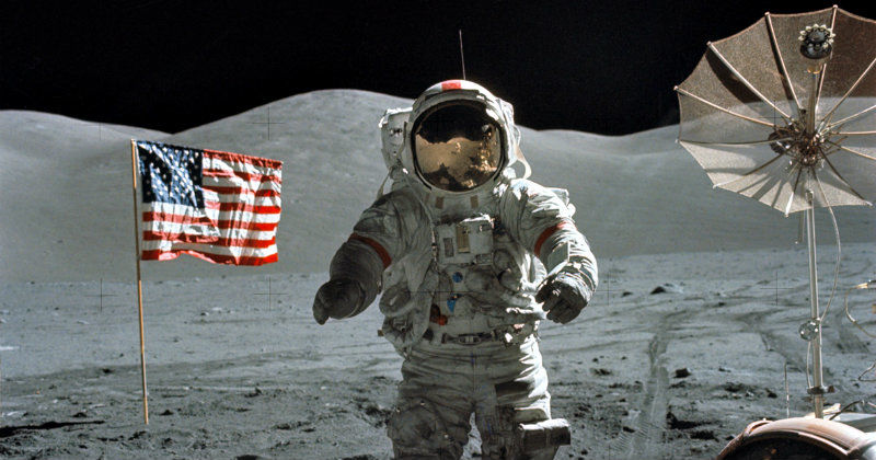 Astronaut på månen i dokumentären "In the Shadow of the Moon" i TV10 Play