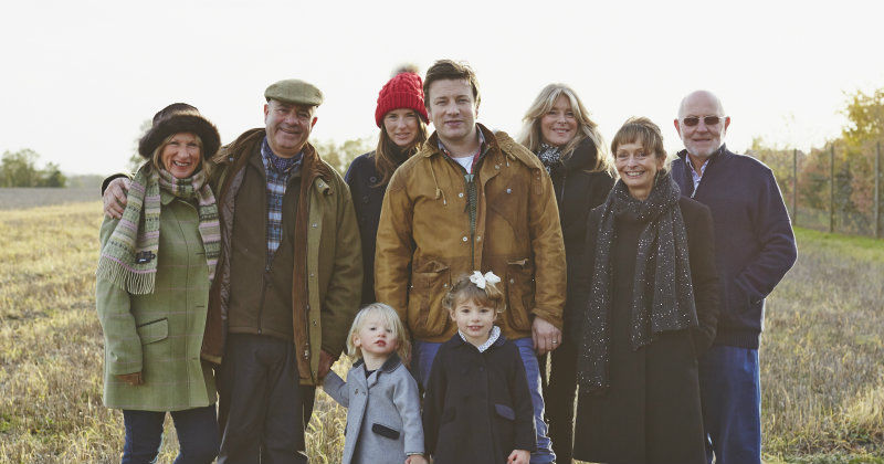 Jamie Oliver med familj i matprogrammet "Jamie Olivers jullovsmat" i TV4 Play