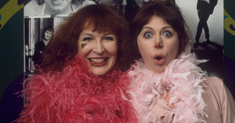 Alice (Kim Anderzon) och Myggan (Lottie Ejebrant) i "Kvinnofest 1981" i SVT Play