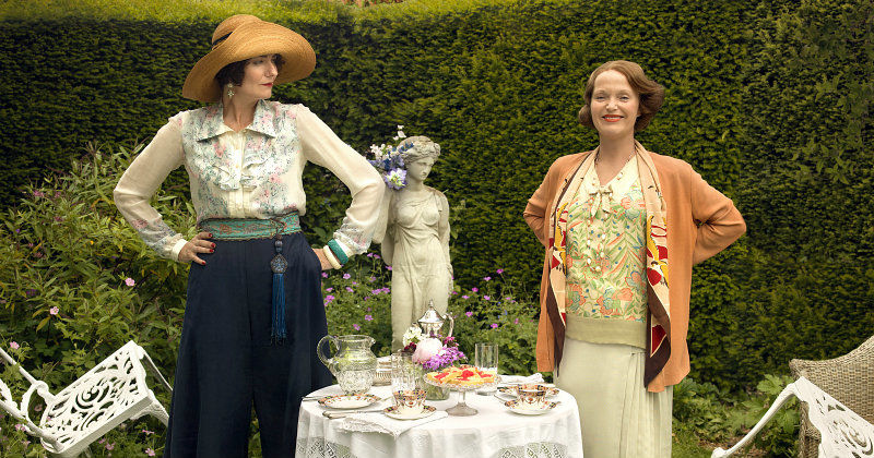 Skådespelare i tv-serien "Mapp och Lucia" i SVT Play