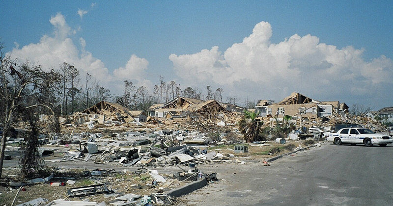 Förödelse efter orkanen Katrina i dokumentärserien "Oväder på liv och död: orkaner" i TV4 Play