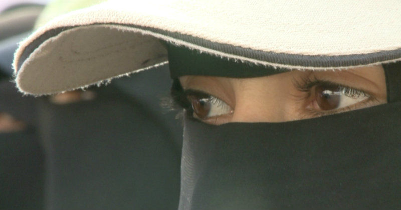 Kvinna i slöja som demonstrerar mot regimen i Yemen i dokumentären "Revolutionens systrar" i TV4 Play