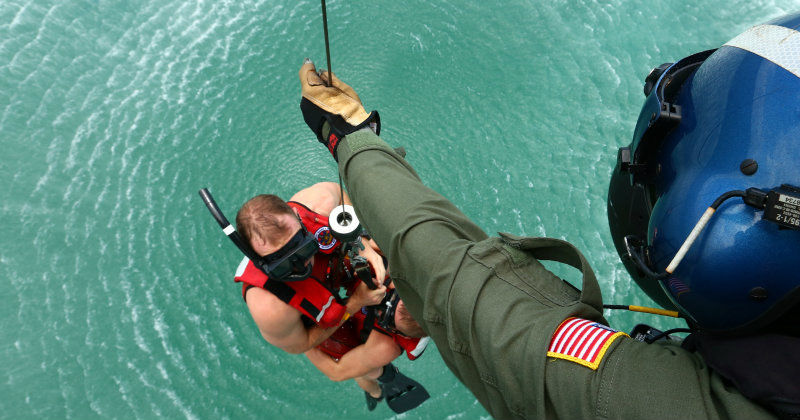 Bärgning med helikopter i dokumentärserien "Coast Guard Florida" i TV10 Play
