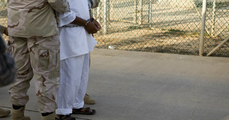 Fånge med fångvaktare på Guantanamó i "Guantanamo - innanför taggtråden" i TV4 Play