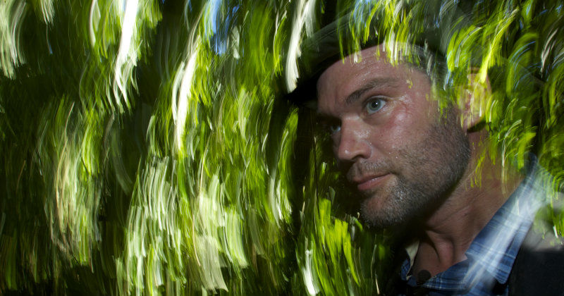 Naturfotografen Charlie Hamilton James i "Att köpa sig en regnskog" i SVT Play