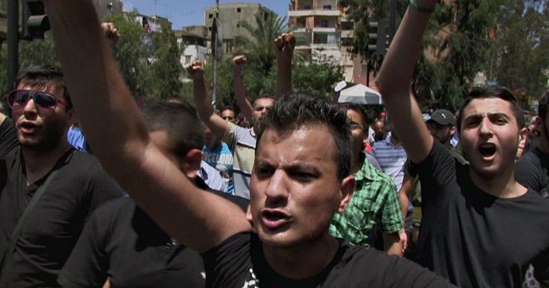 Protesterande libaneser i dokumentären "Libanon – på randen till katastrof" i SVT Play