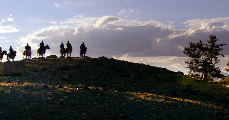 Män på häst i dokumentären "Mongoliets frusna grav" i TV10 Play