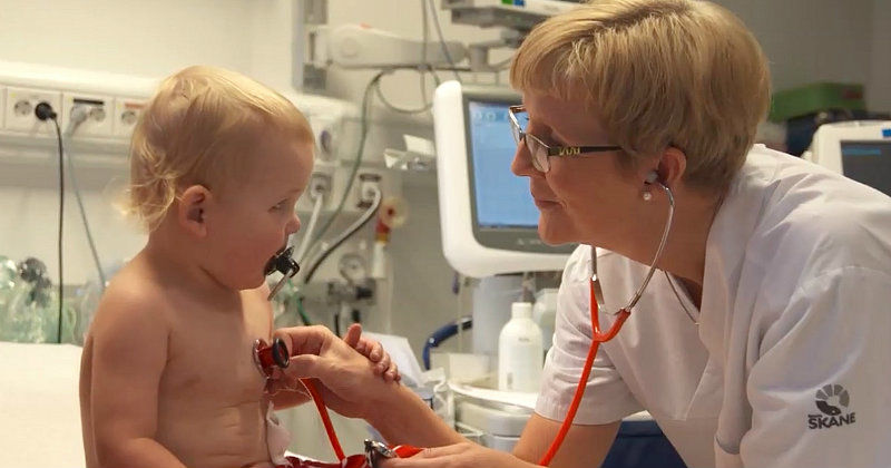 Läkare och spädbarn på Barnhjärtcentrum i Lund i dokumentärserien Rakt in i hjärtat i SVT Play