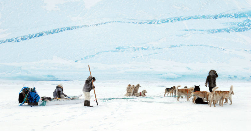Inuiter på Grönland i dokumentären "Grönlands osynliga miljöhot" i SVT Play