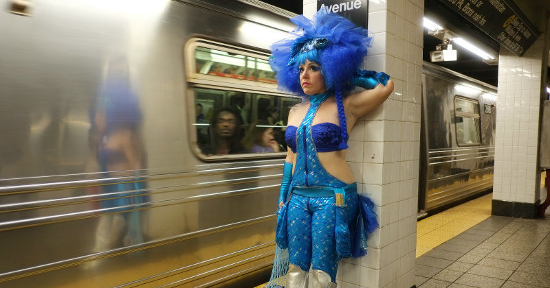 Kvinna i New Yorks tunnelbana i dokumentären Krossat hjärta i New York i UR Play