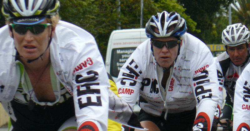 Cyklister i dokumentären "Nya Zeeland på 14 dagar" i TV10 Play