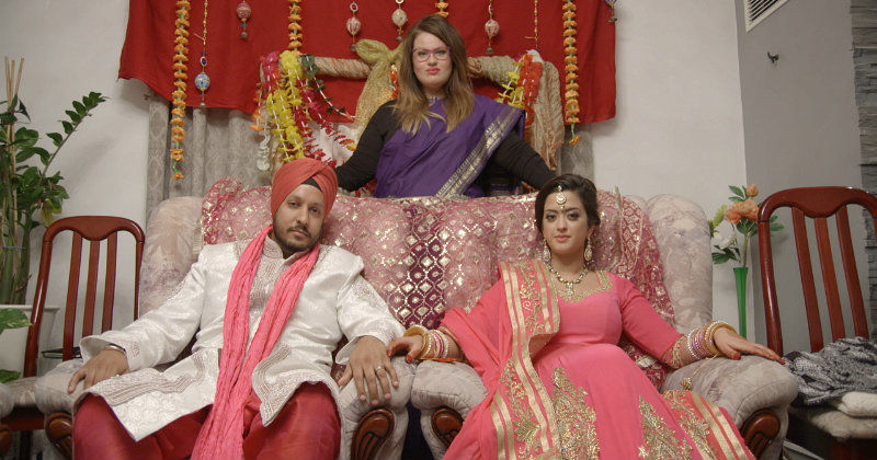Kakan med indiskt bröllopspar i tv-serien På bröllop med Kakan i SVT Play