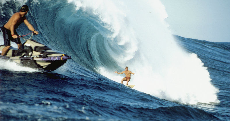 Surfare åker monstervåg i dokumentären Riding Giants i UR Play