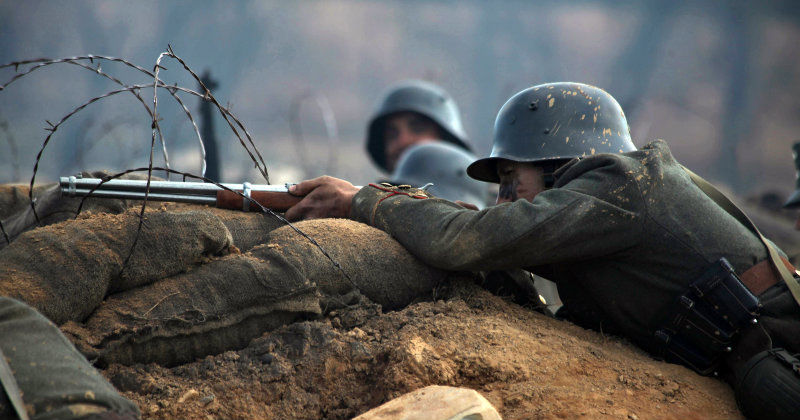 Soldater i skyttegrav i dokumentärserien "Världens fakta: Världskrigen" i TV10 Play