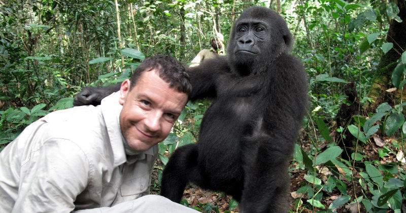Mathieu Vidare och gorilla i naturserien ”Walking on Earth” i TV10 Play