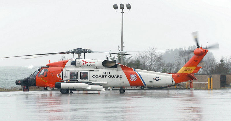 Amerikanska kustbevakningens helikopter i Coast Guard Alaska i TV10 Play
