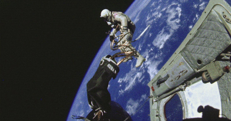 Neil Armstrong på rymdpromenad i dokumentären Gåtan Neil Armstrong i SVT Play