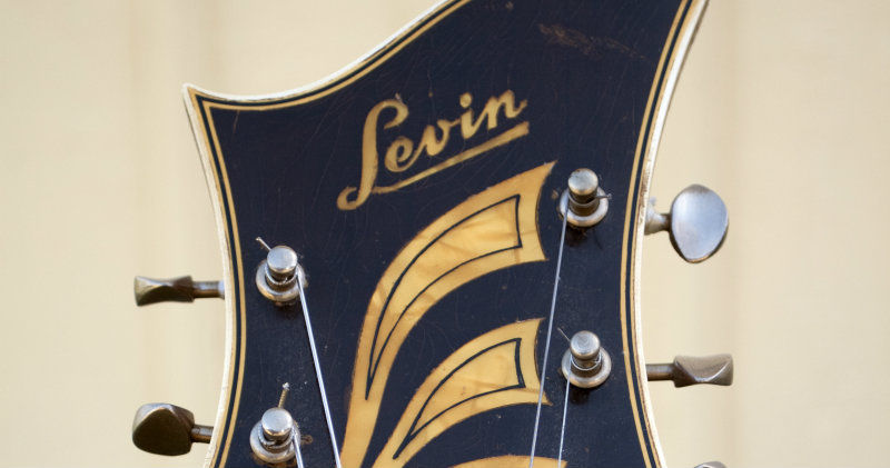 Huvudet på en Levin-gitarr i dokumentären Levin - ett namn med musik i SVT Play