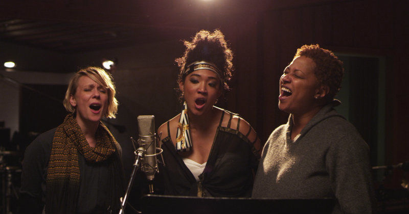 Kvinnor sjunger i dokumentären 20 Feet from Stardom i TV4 Play