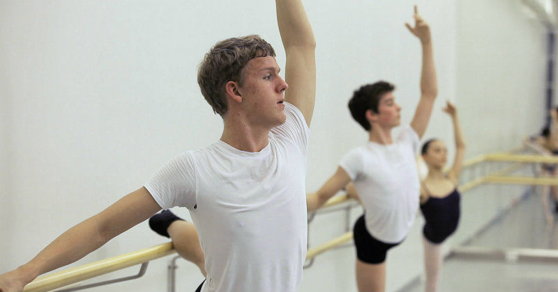 Pojkar som tränar balett i dokumentären Balettpojkarna i SVT Play