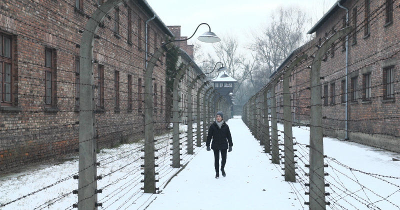 Sara Sommerfeld besöker Auschwitz i dokumentären Min farmor och förintelsen i TV4 Play