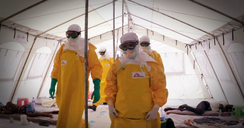 Sjukvårdspersonal som tar hand om ebolapatioenter i dokumentären Ebola i SVT Play