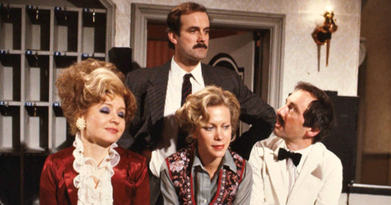 Prunella Scales, John Cleese, Connie Both och Andrew Sachs i brittiska komediserien "Pang i bygget" i SVT Play