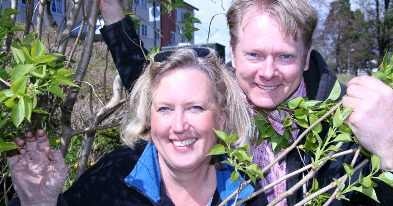 Programledare i trädgårdsprogrammet Grön glädje i SVT Play