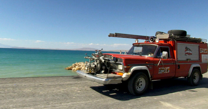30 år gammal brandbil i tv-serien "I brandbil till Mongoliet" i SVT Play