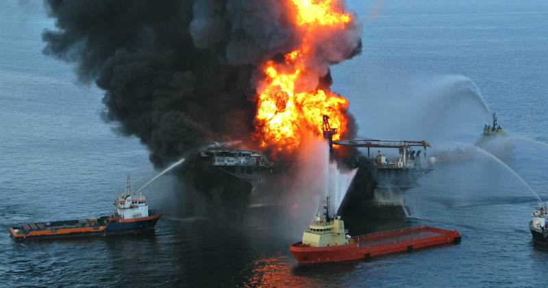 Oljeplattformen Deepwater Horizon i brand i dokumentären "BP och oljekatastrofen" i TV4 Play