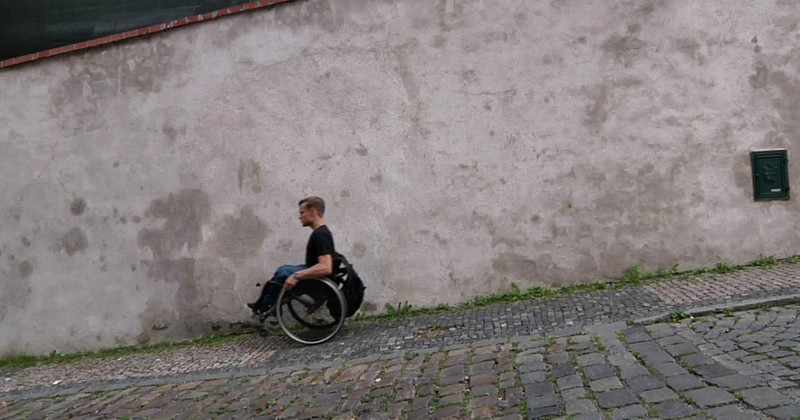 Innbandyspelare i rullstol i dokumentären "Innebandy på hjul" i SVT Play
