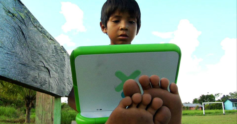 Barn med dator i dokumentären "När internet kom till byn" i UR Play