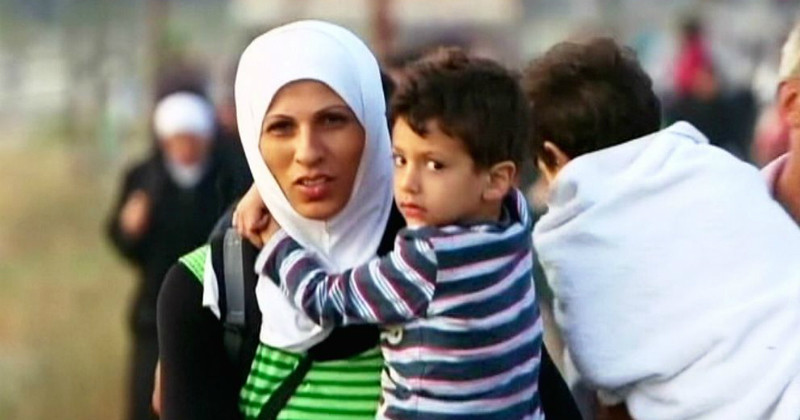 Kvinna med barn i "Extra: Flyktingkrisen" i SVT Play