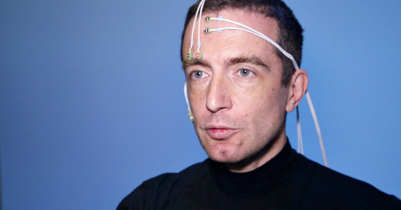 Man med sensorer på huvudet i vetenskapsdokumentären "I hjärnan på ett musikgeni" i SVT Play
