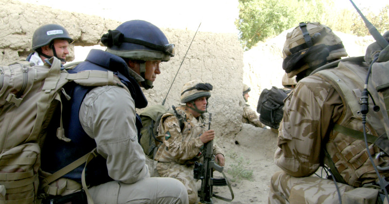Ross Kemp med soldater i dokumentärserien "Ross Kemp: Åter i Afghanistan" i TV10 Play