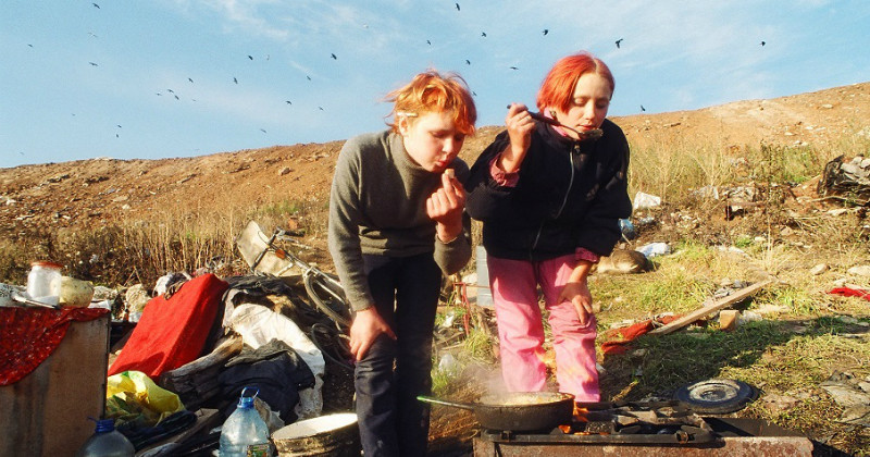Barn som lagar mat i dokumentären "Soptippens barn" i SVT Play