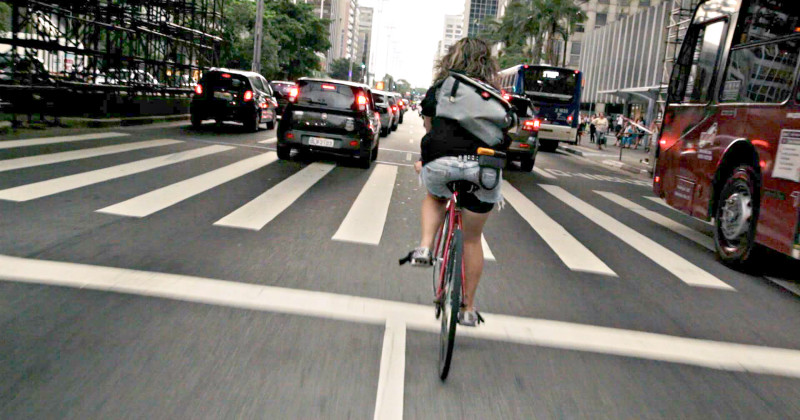 Cyklist bland bilar i dokumentären "Bikes vs Cars" i SVT Play