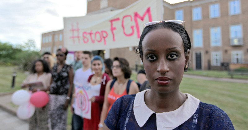 Layla och demonstranter i dokumentären Könsstympningens pris i UR Play