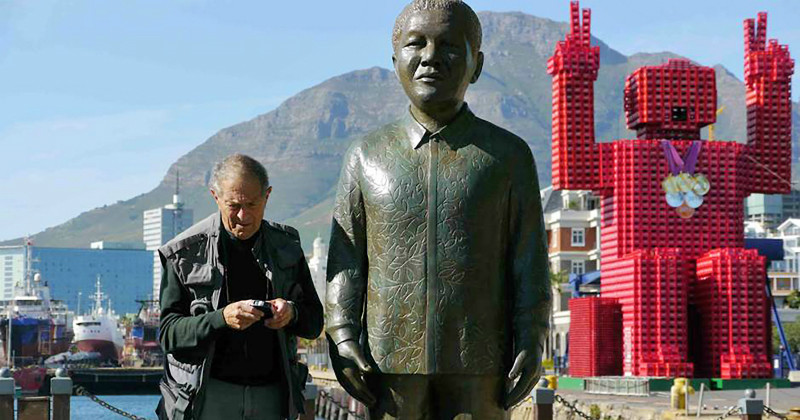 Man framför staty i dokumentären "Sydafrika - vår historia i bilder" i UR Play