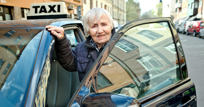 84-åriga Els-Beth "Bettan" Aspås i dokumentären "Bettans taxi" i SVT Play