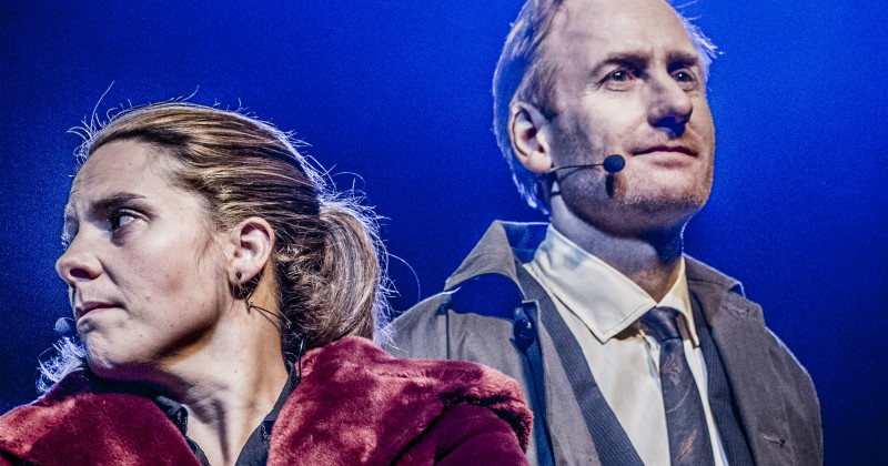 Vanna Rosenberg och Gustaf Hammarsten i föreställningen "Det flygande barnet" i SVT Play