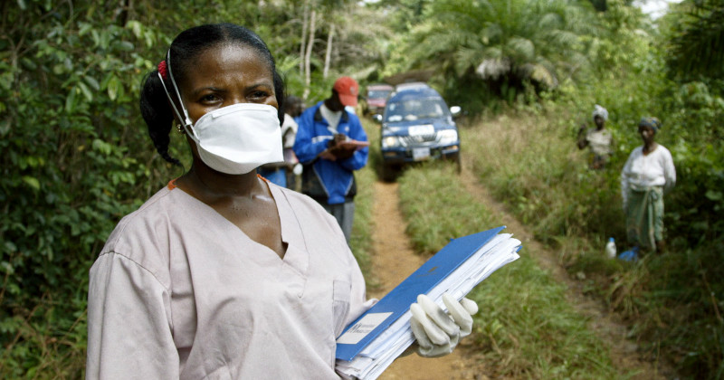 Läkare som försöker bekämpa Ebola i Liberia i dokumentären När döden kom till byn i SVT Play