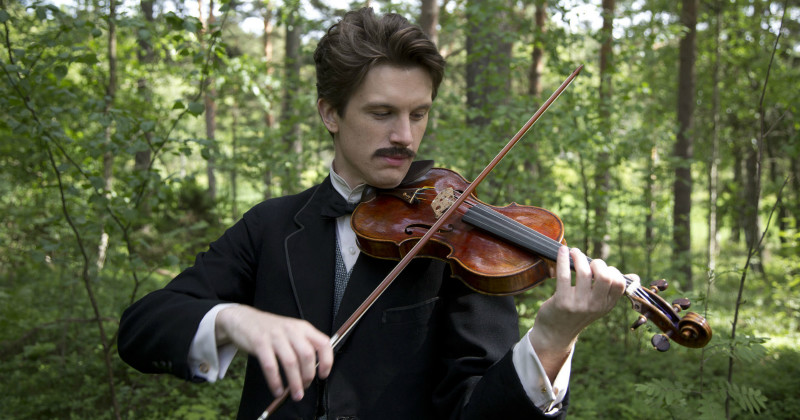 Skådespelare gestaltande ung Jean Sibelius i "Sibelius 150 år" i SVT Play