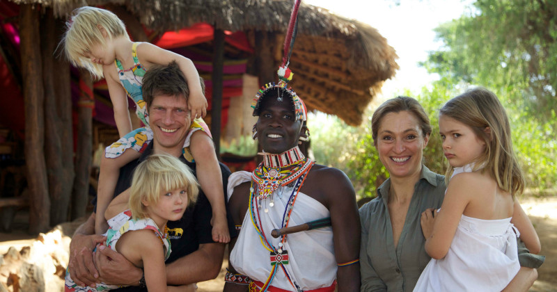 Saba Douglas-Hamilton med familj i serien "Vårt vilda liv - familjeäventyr i Kenya" i SVT Play