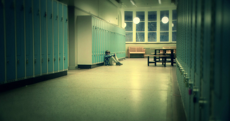 Barn sitter i skolkorridor i Vem kan hjälpa mitt barn? i SVT Play