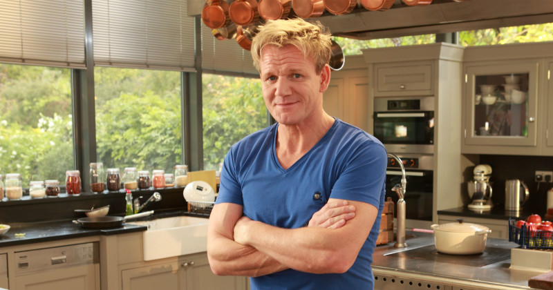 Gordon Ramsays i matlagningsprogrammet "Gordon Ramsays köksskola" i TV8 Play