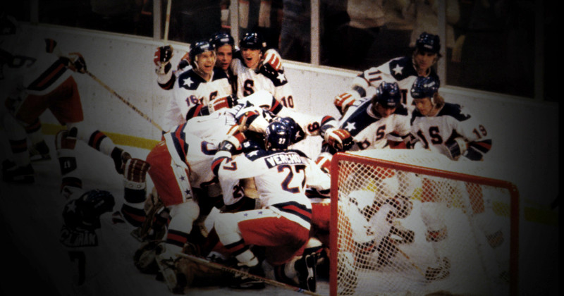 Jublande amerikanska hockeyspelare i dokumentären "Lake Placid 1980 - Miracle On Ice" i SVT Play