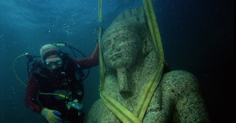Dykare vid egyptisk staty i dokumentären "Egyptens försvunna stad" i SVT Play